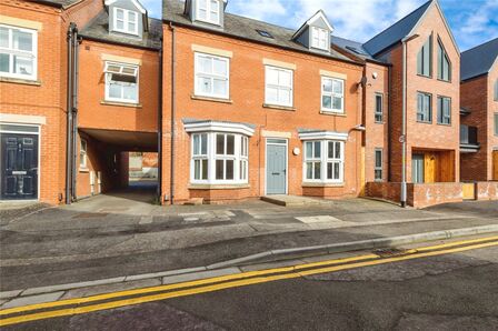 Blenheim Road, 2 bedroom  Flat for sale, £150,000