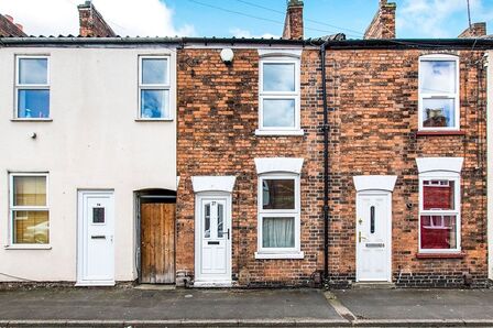 2 bedroom Mid Terrace House for sale