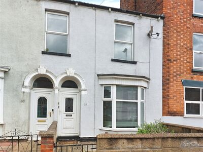 4 bedroom Mid Terrace House to rent