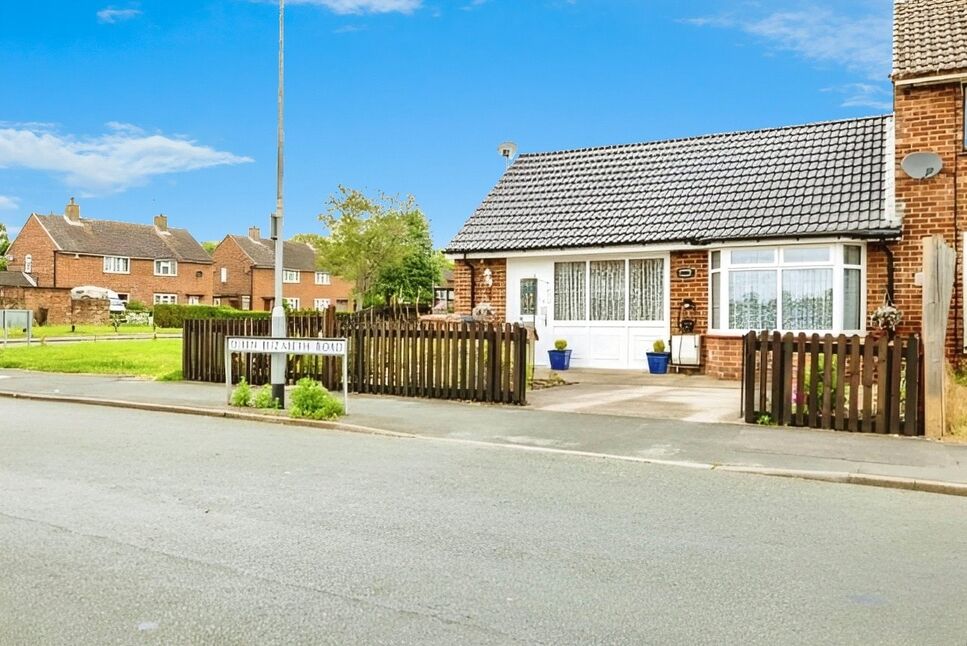 Main image of 1 bedroom End Terrace Bungalow for sale, Queen Elizabeth Road, Lincoln, Lincolnshire, LN1