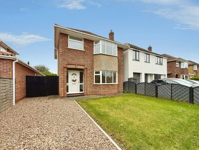 Newark Road, 3 bedroom Detached House for sale, &pound;265,000