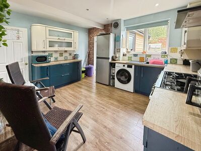 Rolleston Close, 3 bedroom Mid Terrace House for sale, &pound;180,000