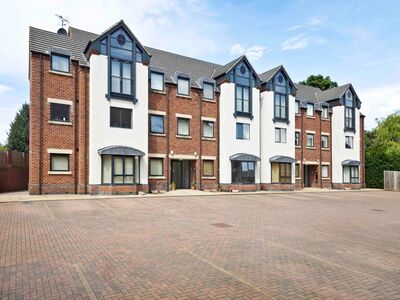 Lincoln Road, 3 bedroom Flat to rent, &pound;995 pcm
