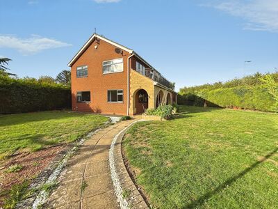 High Street, 5 bedroom Detached House for sale, &pound;450,000