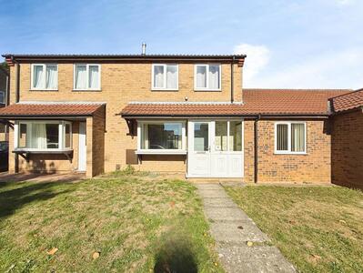 2 bedroom Mid Terrace House for sale