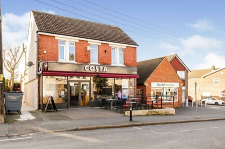 Station Road, 2 bedroom Flat to rent, &pound;1,100 pcm
