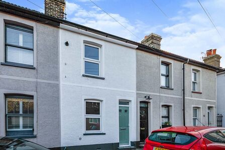 3 bedroom Mid Terrace House to rent