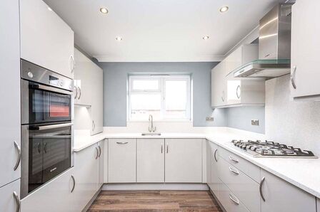 West Shaw, 1 bedroom End Terrace Flat for sale, £230,000