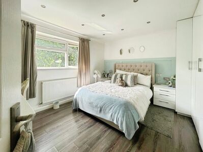 West Shaw, 1 bedroom  Flat for sale, £230,000