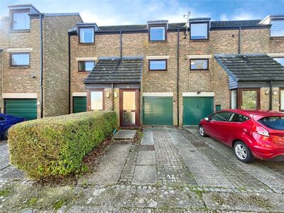 2 bedroom Mid Terrace Flat for sale