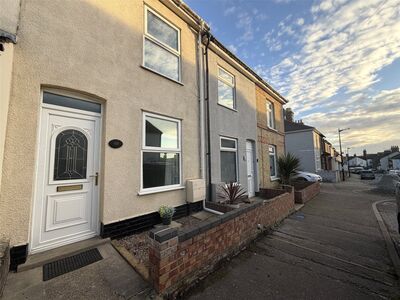 3 bedroom Mid Terrace House to rent