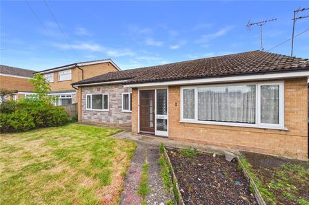 West Side Close, 3 bedroom Detached Bungalow to rent, &pound;995 pcm