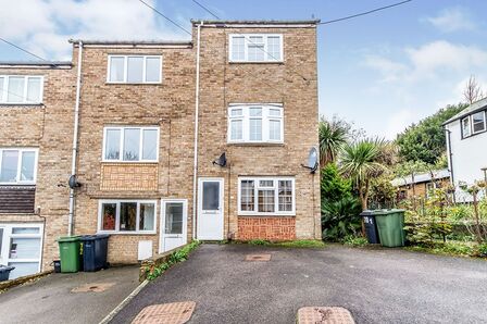 Bower Lane, 2 bedroom  Flat to rent, £1,250 pcm