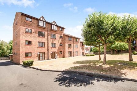 Birkdale Court Buckland Road, 2 bedroom Flat to rent, &pound;1,100 pcm