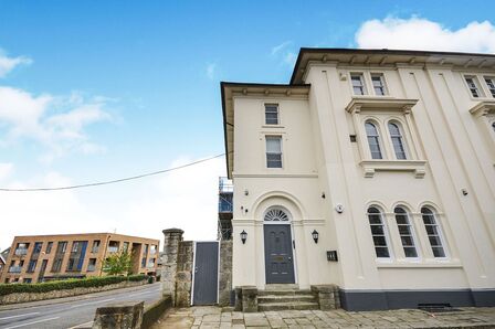 Bower Terrace, 2 bedroom  Flat to rent, £1,300 pcm