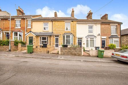 3 bedroom Mid Terrace House to rent