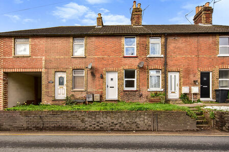 New Hythe Lane, 2 bedroom Mid Terrace House to rent, &pound;1,250 pcm