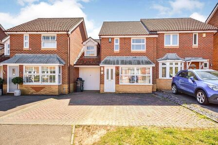Sissinghurst Drive, 3 bedroom Mid Terrace House to rent, £1,650 pcm