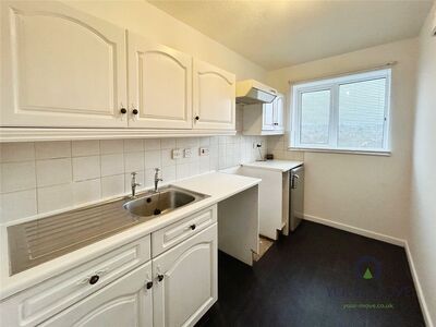 Ravens Dane Close, 1 bedroom Mid Terrace Flat for sale, £175,000