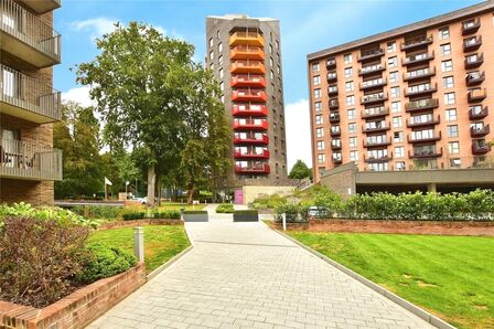 Waterhouse Avenue, 2 bedroom  Flat for sale, £230,000