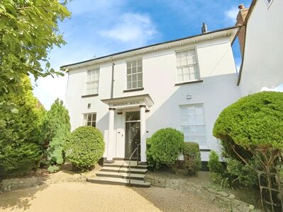High Street, 2 bedroom  Flat to rent, £2,250 pcm