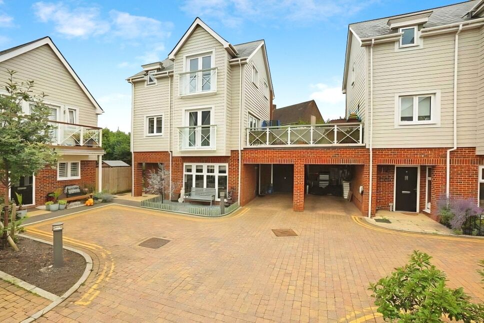 Main image of 3 bedroom Link Detached House to rent, Chapman Close, Snodland, Kent, ME6