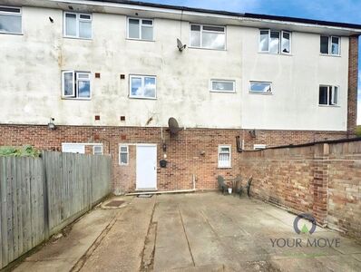 Hildenborough Crescent, 3 bedroom Mid Terrace Flat to rent, £1,400 pcm