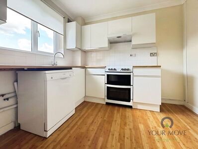 3 bedroom Mid Terrace Flat to rent
