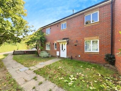4 bedroom Mid Terrace House to rent