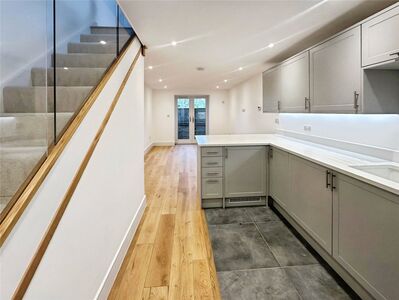 Buckland Road, 1 bedroom Mid Terrace House to rent, £1,250 pcm