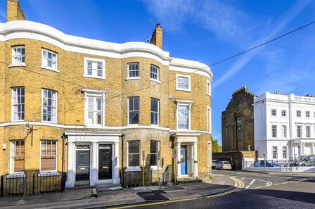 Clarendon Place, 1 bedroom Flat for sale, &pound;170,000