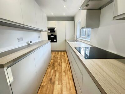 Loose Road, 3 bedroom Mid Terrace House to rent, £1,600 pcm