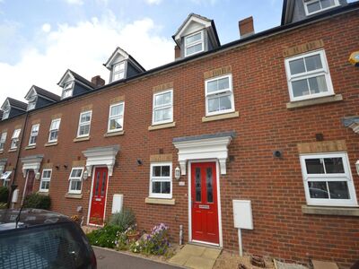 3 bedroom Mid Terrace House for sale