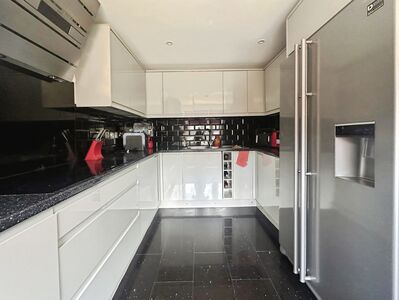 4 bedroom Mid Terrace House to rent