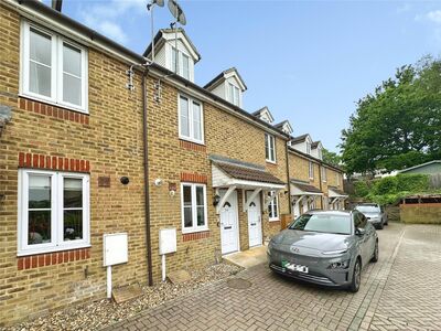3 bedroom Mid Terrace House to rent