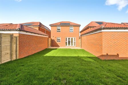 Parkin Close, 4 bedroom Detached House to rent, &pound;2,000 pcm