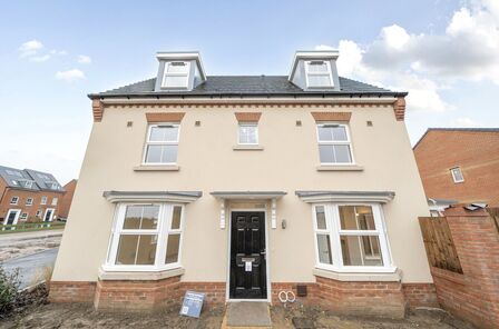 Laubella Road, 4 bedroom Detached House to rent, &pound;2,300 pcm