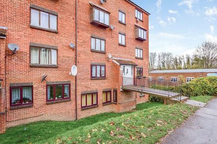 Lesley Place, 1 bedroom Flat to rent, &pound;900 pcm