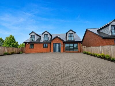 High House Lane, 4 bedroom Detached House to rent, &pound;3,750 pcm