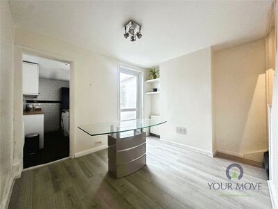 2 bedroom Mid Terrace House for sale