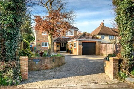 Rectory Lane North, 6 bedroom Detached House to rent, &pound;3,700 pcm