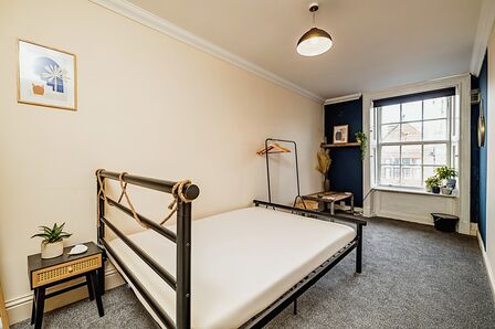 Castle Place, 1 bedroom Flat to rent, &pound;400 pcm