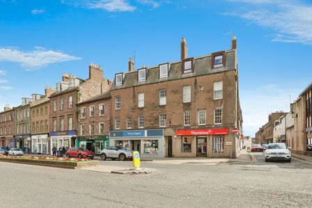 High Street, 2 bedroom  Flat for sale, £70,000