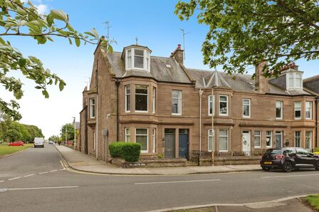 Wellington Gardens, 3 bedroom  Flat for sale, £220,000