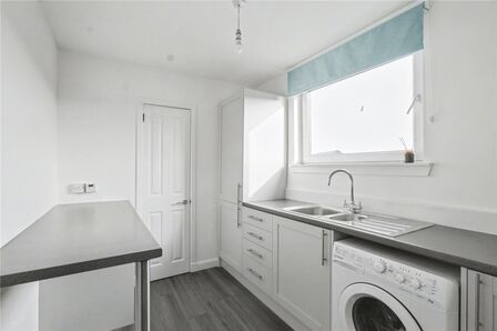 St. Ninians Place, 2 bedroom Flat for sale, &pound;80,000