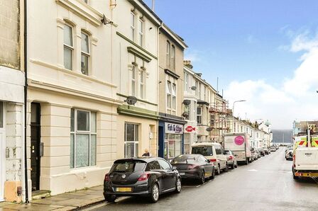 Radford Road, 2 bedroom  Flat to rent, £750 pcm