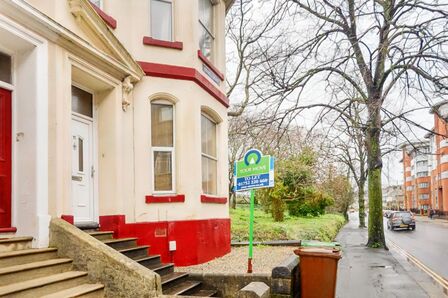 Russell Place, 4 bedroom Mid Terrace House to rent, £1,300 pcm