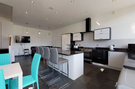 College Avenue, 6 bedroom Room to rent, &pound;150 weekly