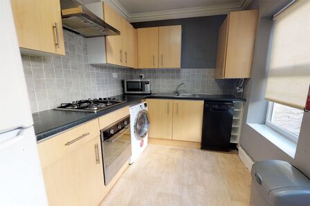 Hill Park Crescent, 5 bedroom Room to rent, &pound;140 weekly