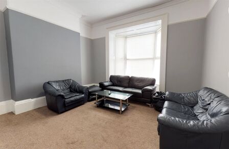 Hill Park Crescent, 5 bedroom Room to rent, &pound;140 weekly